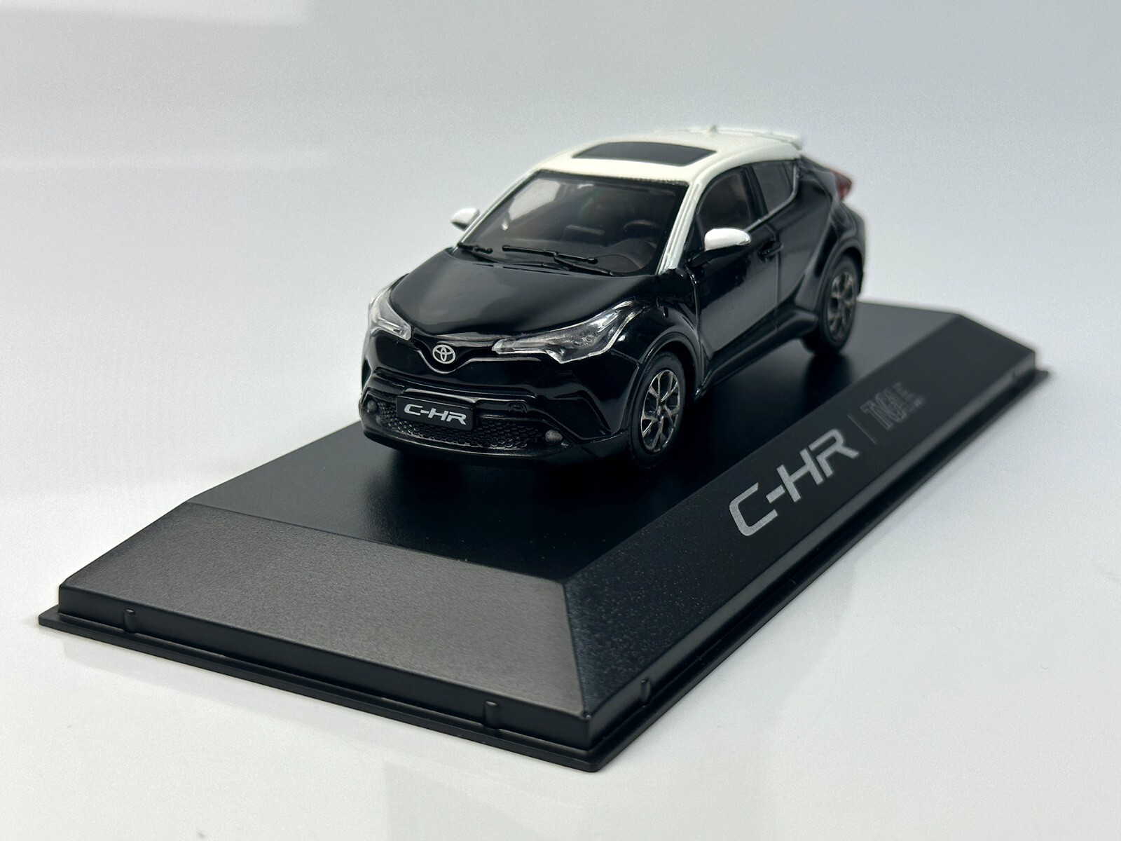 トヨタ C-HR 1/43 スケール ミニカー 黒 楽天市場】トヨタ特注 1/30 新型 トヨタ C-HR ブラックマイカ