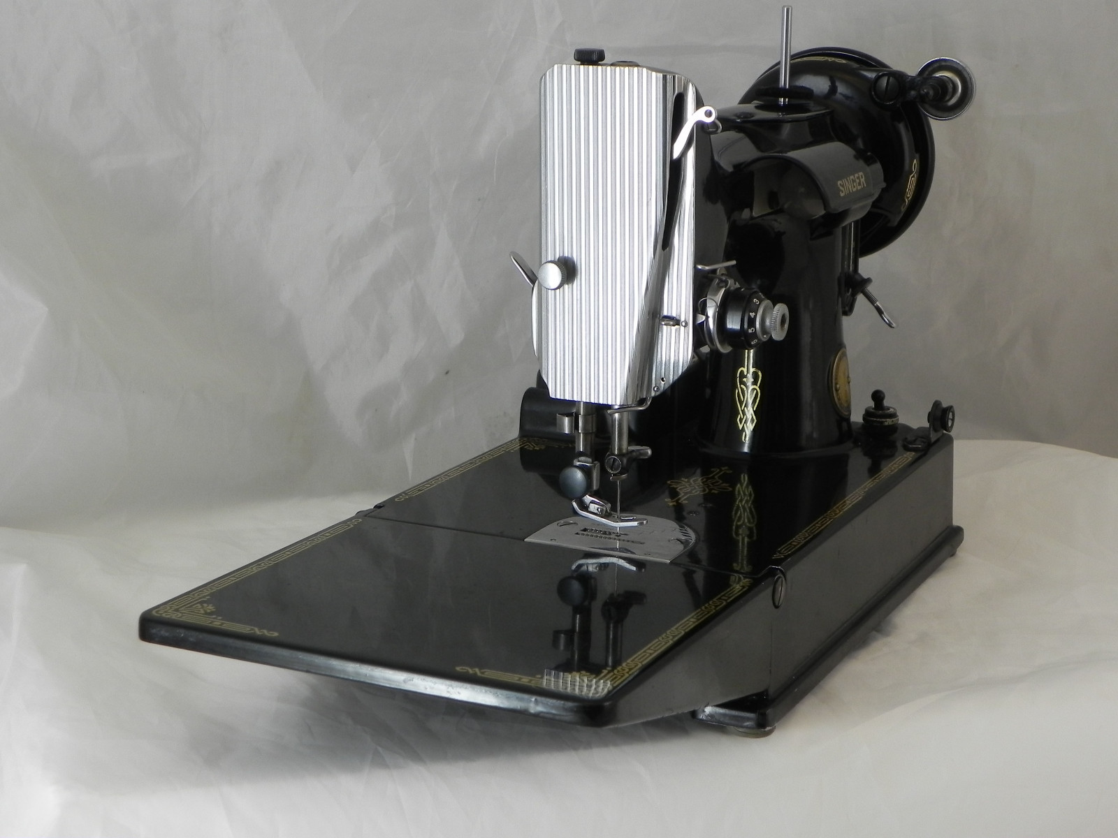 1951 SINGER Featherweight Rare Centennial Working SEWING MACHINE 221 with case