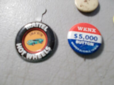 VINTAGE LOT OF 10 PinS ButtonS 2-HOT WHEELS 2-JELLO 1-SWEET CAPORAL 1-TONY + 4