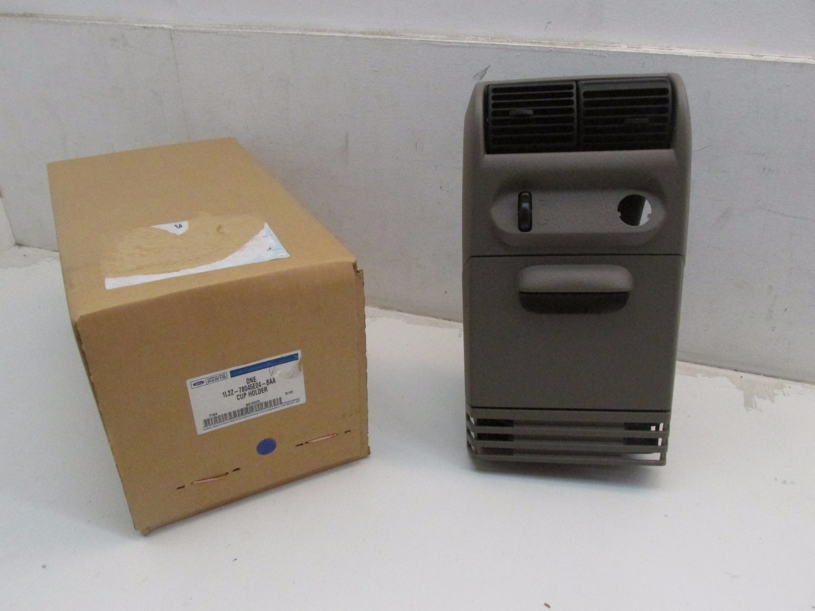 console part 純正フォードリアパネル1L2Z-78045E24-BAB Genuine Ford Rear Panel 1L2Z-78045E24-BAB console part 純正フォードリアパネル1L2Z-78045E24-BAB Genuine Ford