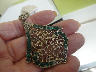 BOUCLE D'OREILLE CLOU PENDANTE LONGUE FILIGRANE BORD SERTI DE STRASS VERTS,