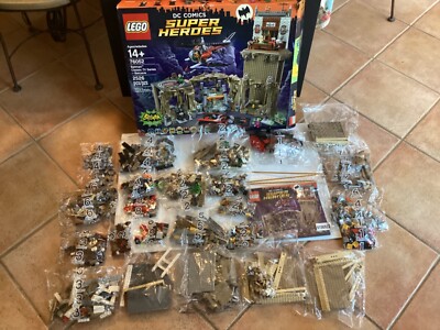 LEGO DC Comics Super Heroes: Batman Classic TV Series - Batcave (76052) READ DES