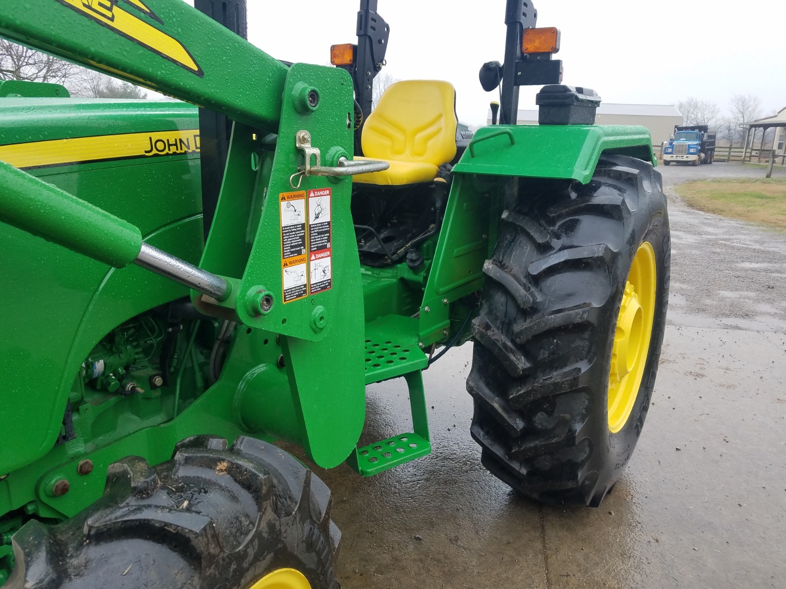 John Deere 5075e 4wd with loader  160 hours
