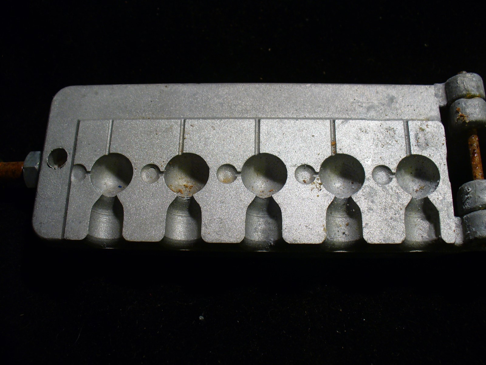 3 NEW HILTS 3/8  MOLD ROUND HEAD JIG  MOLD 2/0 TO 4/0 H00K TROUT-38-5 REDUCED