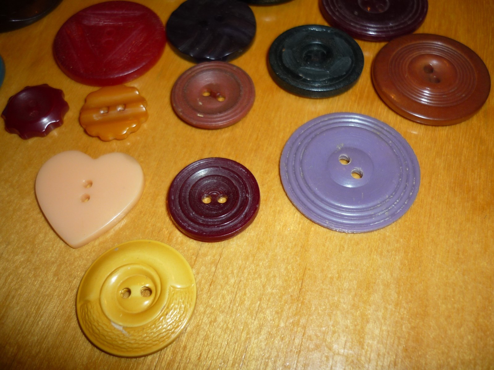 LOT 17 VINTAGE BAKELITE BUTTONS 9 N.T.) - ALL COLORS, DESIGNS AND SIZES - # 2689