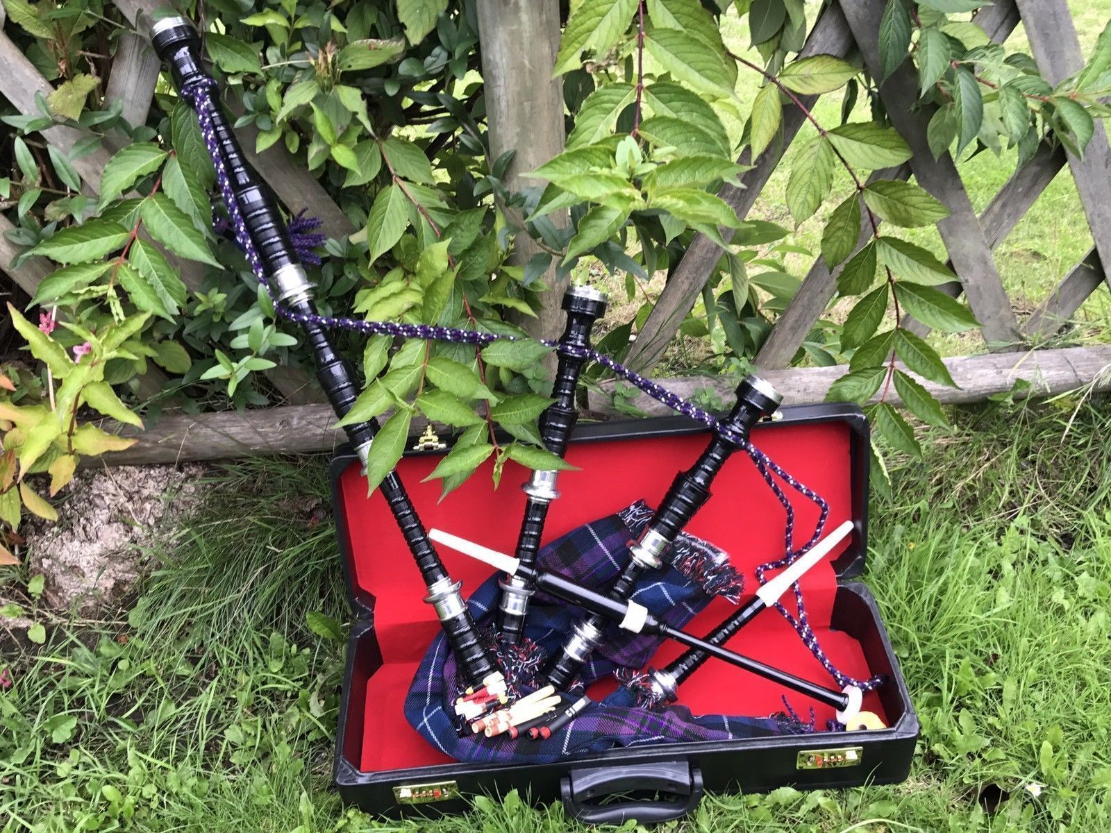Professional Scottish Highland Bagpipes Silver Mounts Ultra Black Tartan