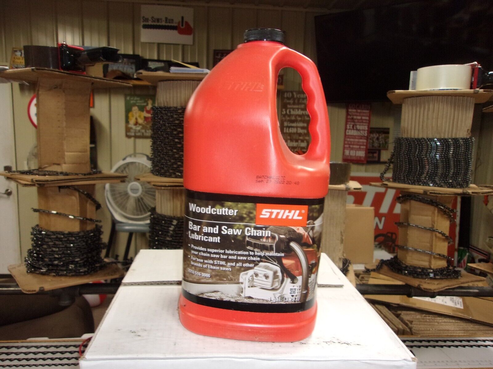 Stihl OEM 1 Gallon Wood Cutter Bar & Chain Oil Lubricant Stihl OEM 1 Gallon Wood Cutter Bar & Chain Oil Lubricant