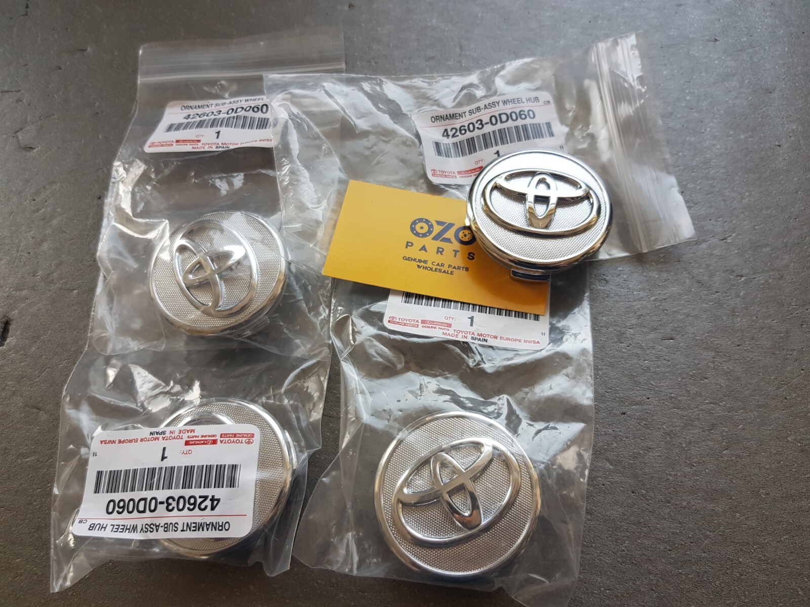 TOYOTA ／TASCAN／現品限り TOYOTA GENUINE WHEEL CAP HOLDER 42622-36020 (SET OF 2