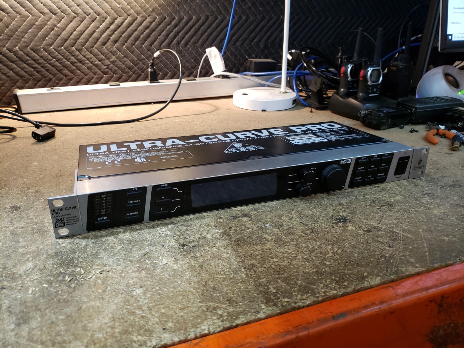 値下げ【美品】Behringer DEQ2496 Ultra-Curve Pro Behringer ULTRACURVE PRO DEQ2496 2-Channel Equalizer and