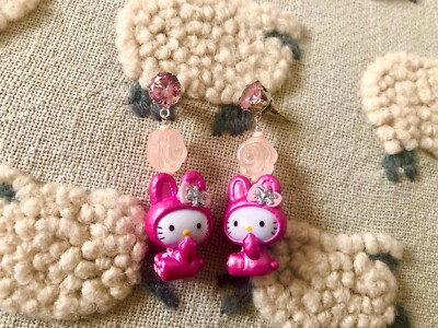 Hello Kitty Sanrio Japan Snow Bunny Mascot Earrings Charm Orecchini Paris Hilton