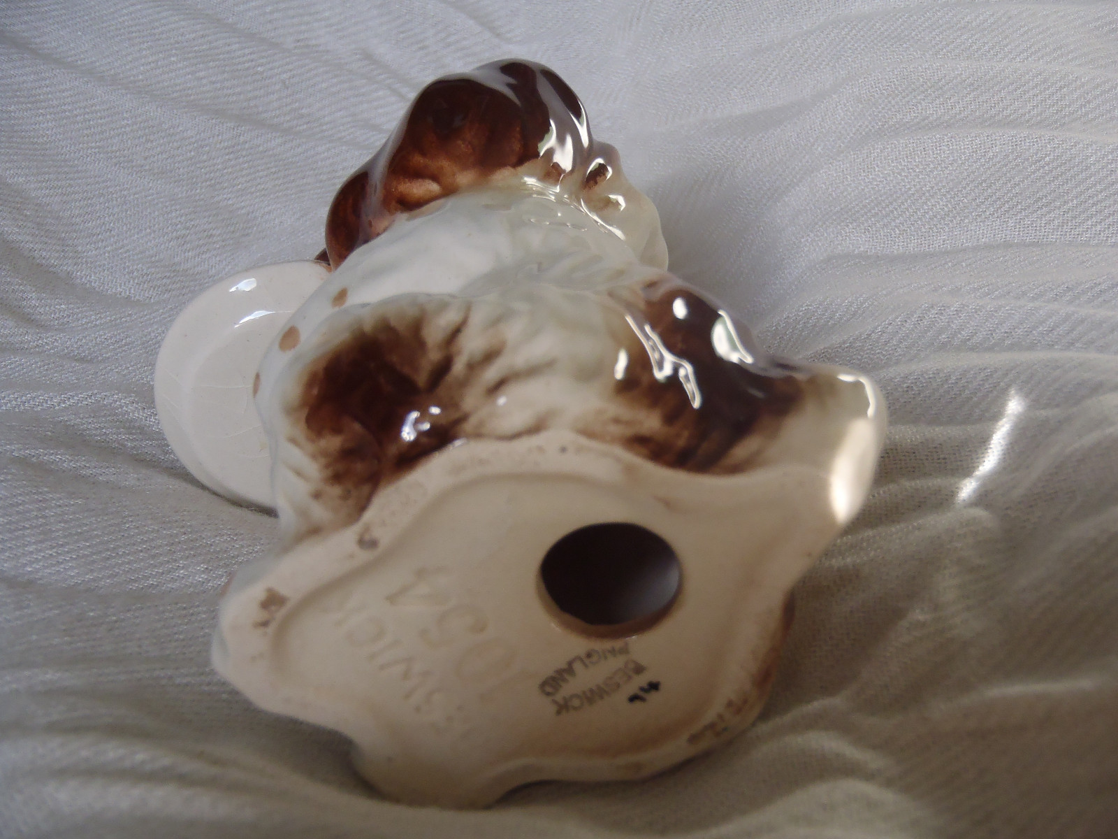 ADORABLE VINTAGE BESWICK ENGLAND SPANIEL WITH PLATE DOG FIGURINE