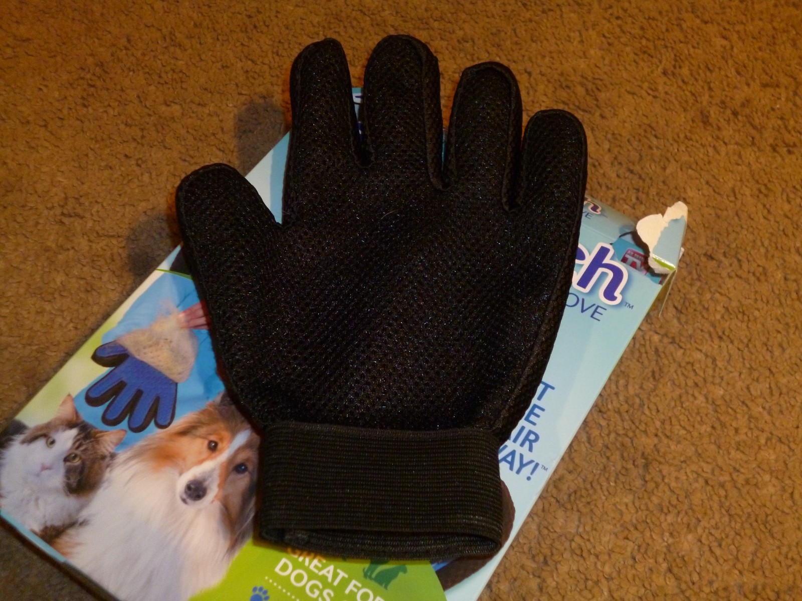 The right hand JML True Touch Silicone Pet Fur Grooming Mitt Glove Massager