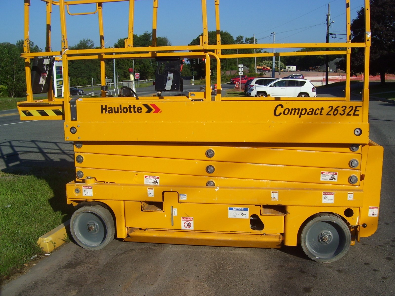 Lift Haulotte Compact 2632 E 2015 Scissor Working Height of 32'  LOW Hours 130