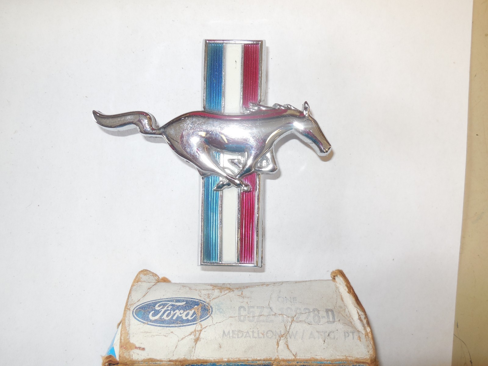 NOS 1965 1966 1967 FORD MUSTANG FRONT FENDER EMBLEM RH C5ZZ