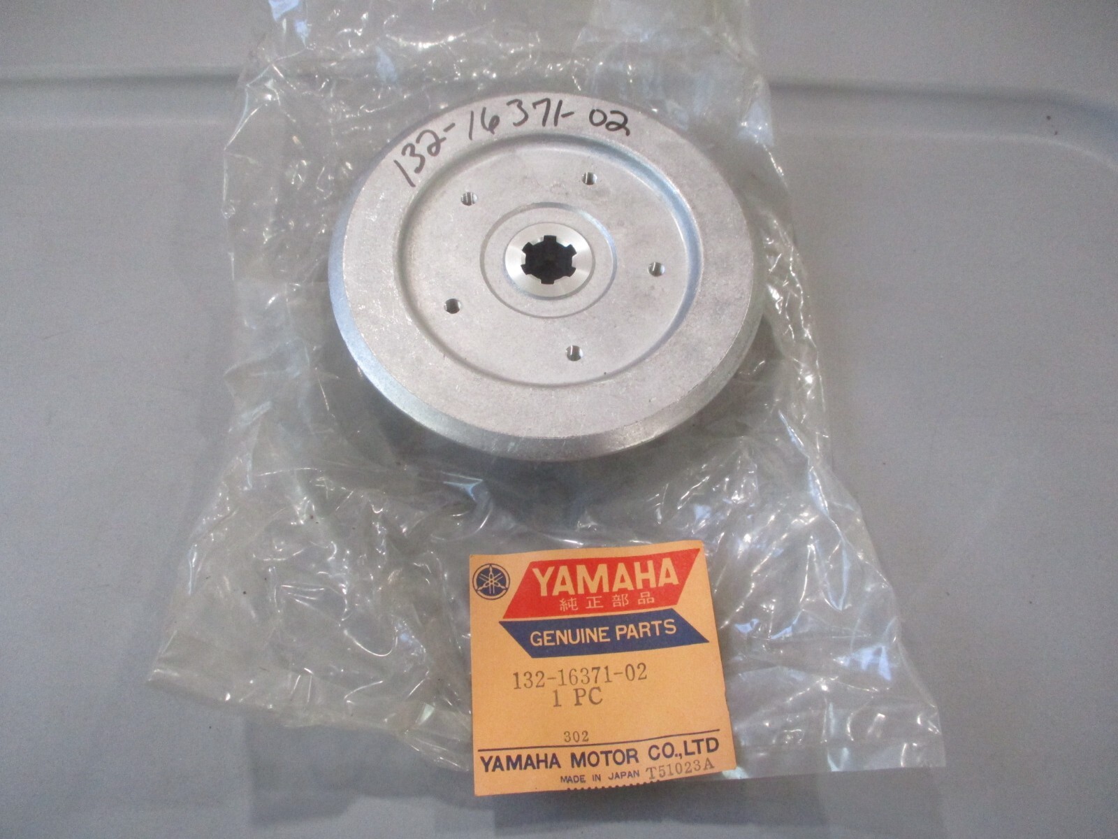 ① NOS Yamaha OEM Clutch Boss 74-75 MX100 DT100 75-76 RD125