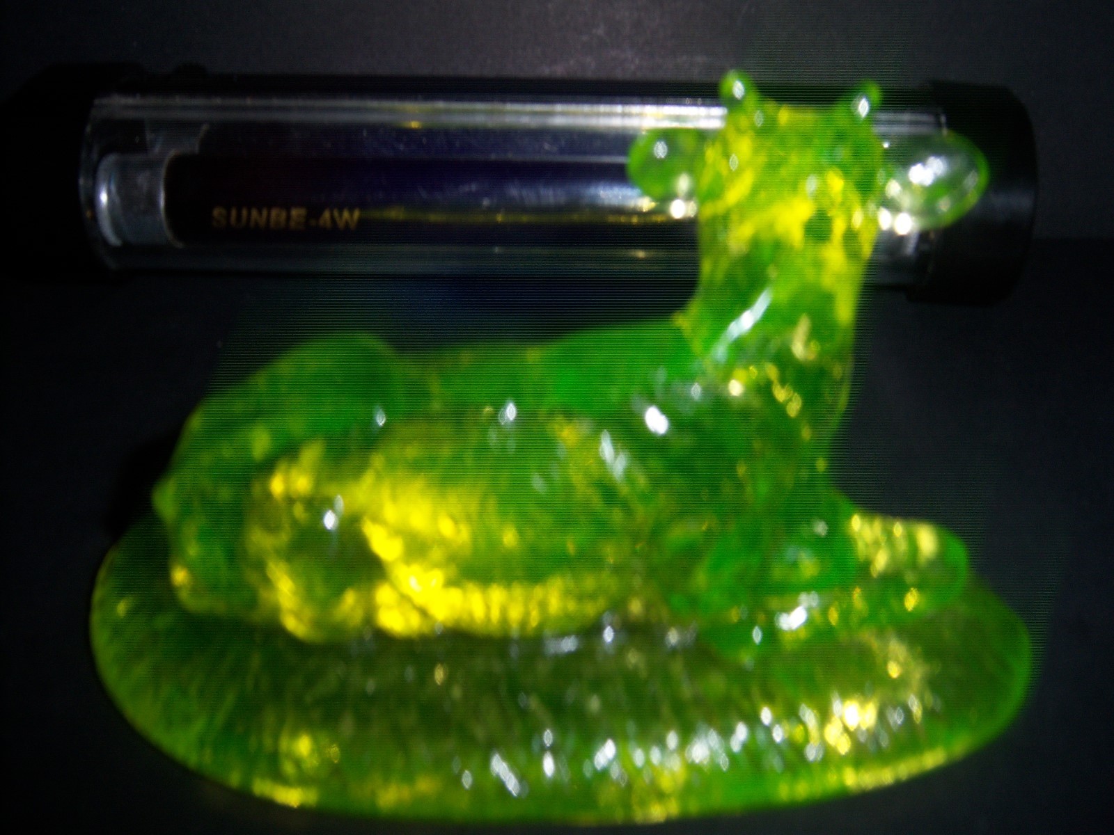 .VINTAGE YELLOWISH GREEN VASELINE GLASS PAPERWEIGHT COW