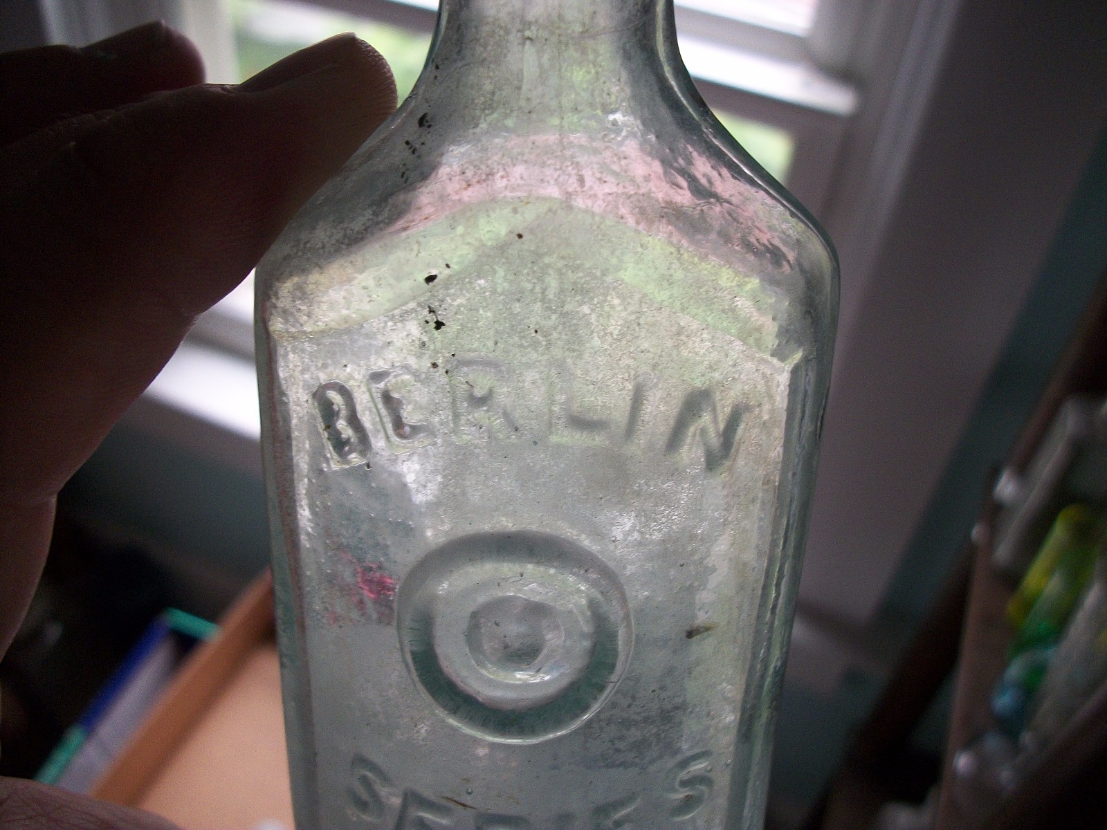 1865 ERA APPLIED TOP BERLIN (BULLSEYE) SERIES OVAL MEDICINE WHITTLED