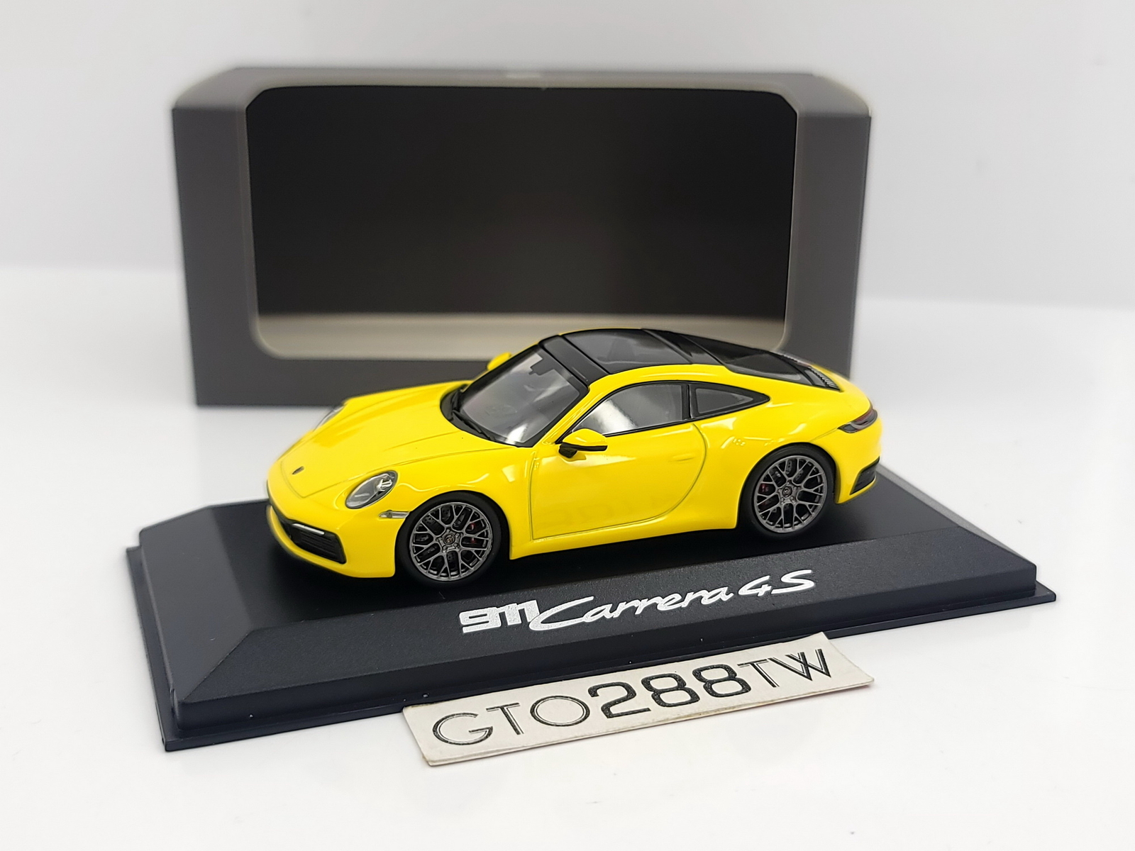 【美品】 Dealer 1:43 scale Porsche 911(992) Carrera 4S(Yellow) by ミニカー