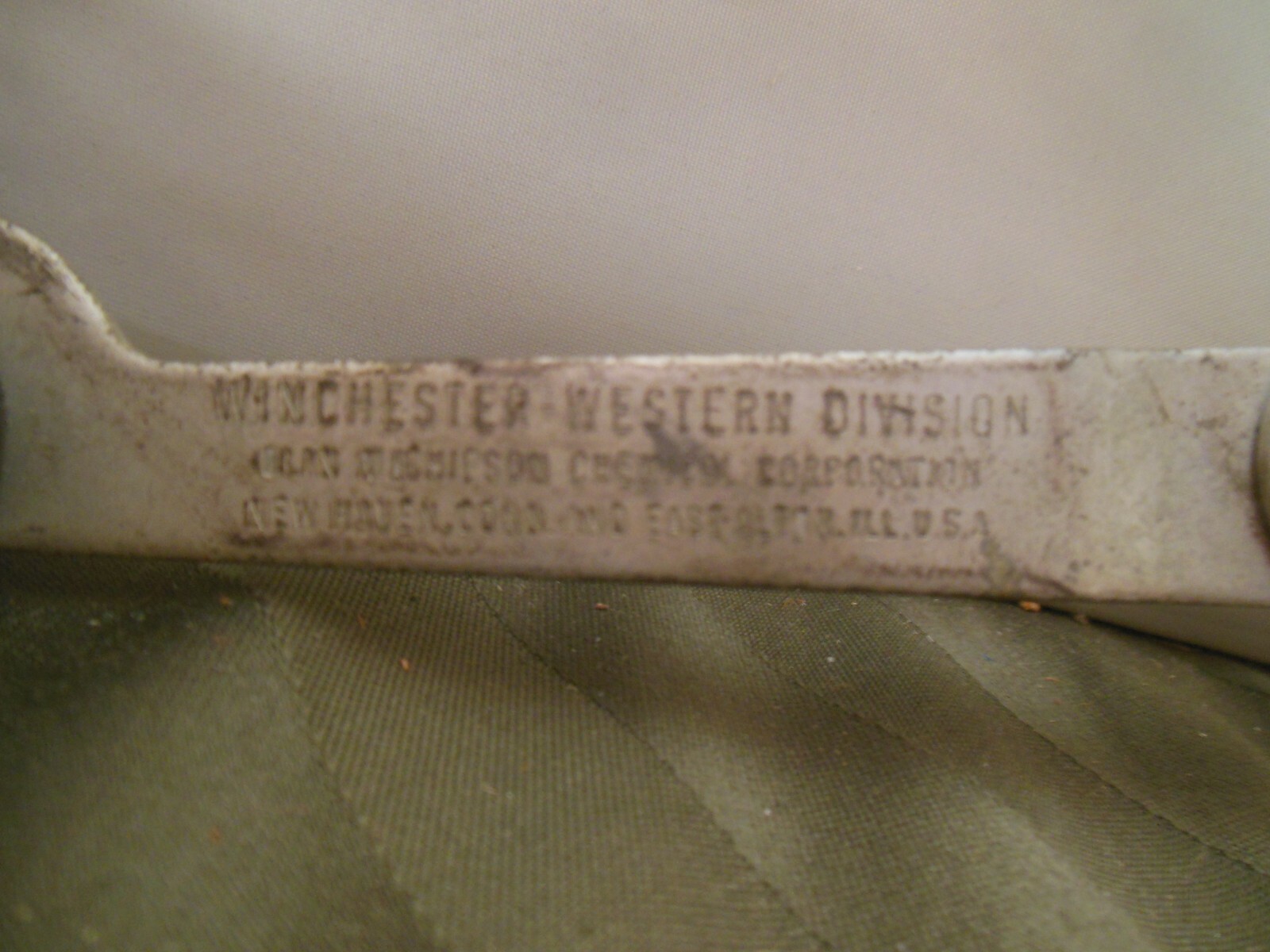 2 Vintage Skeet Shooters Hand Held Clay Pigeon Thrower, Wood Handle 1 Winchester