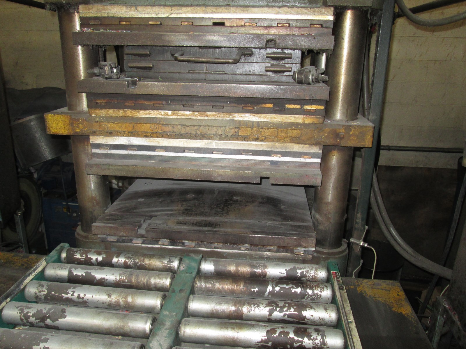 500 Ton Holmes 4 Post Molding Press, (4) 32