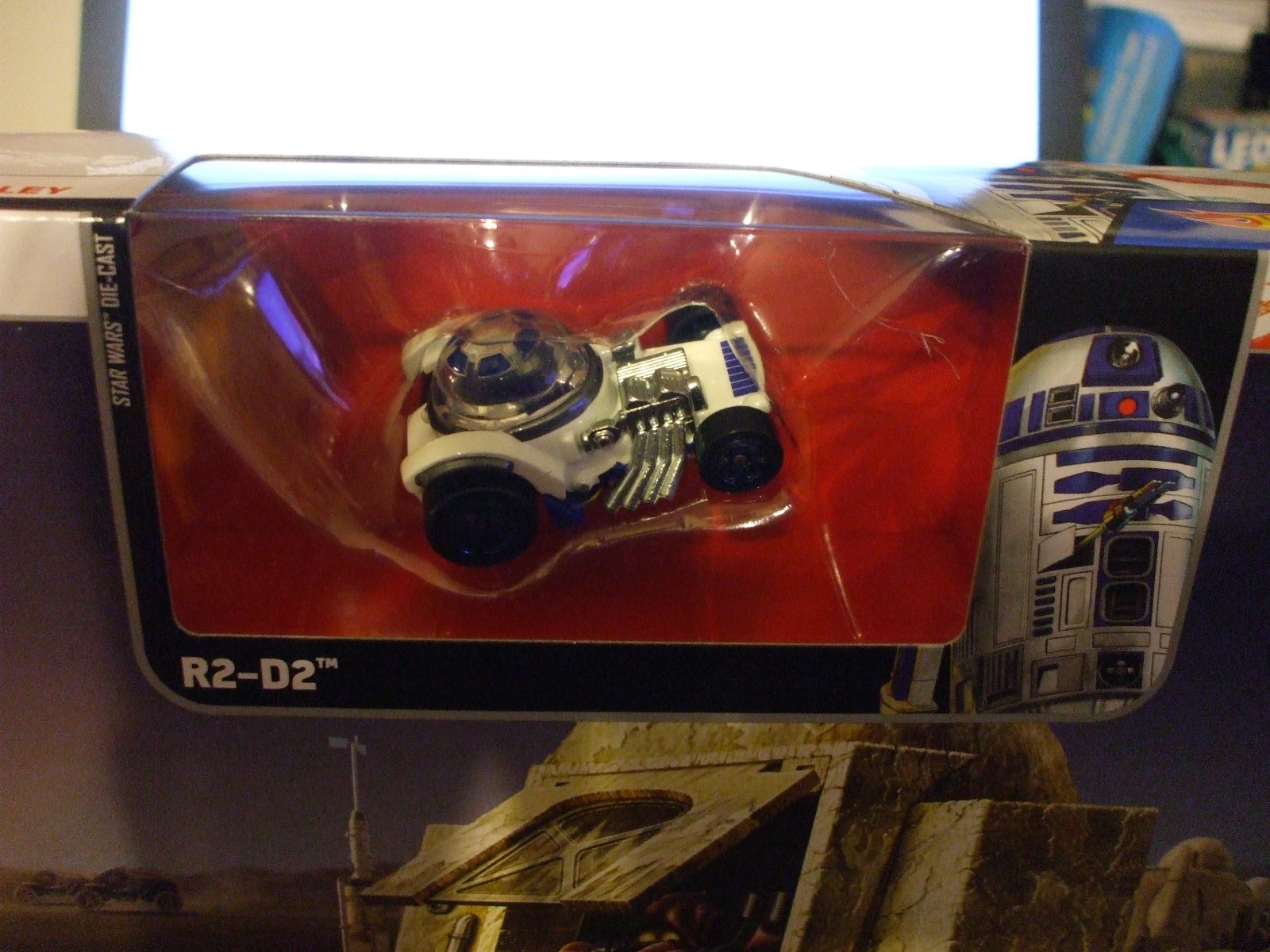 Hot Wheels Star Wars Mos Eisley Junction  Playset Die Cast R2-D2 Character Car