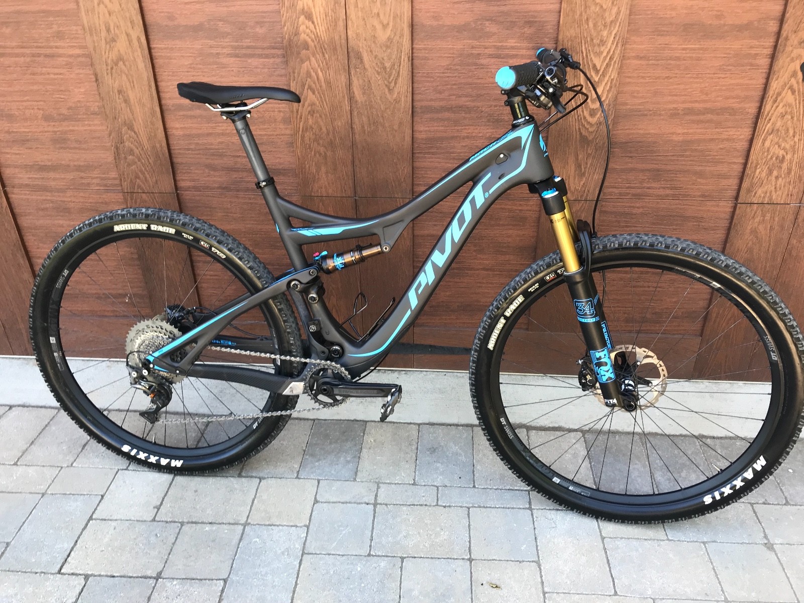 Pivot Mach 429 SL Carbon - Large - Nearly New - Reduced Price!