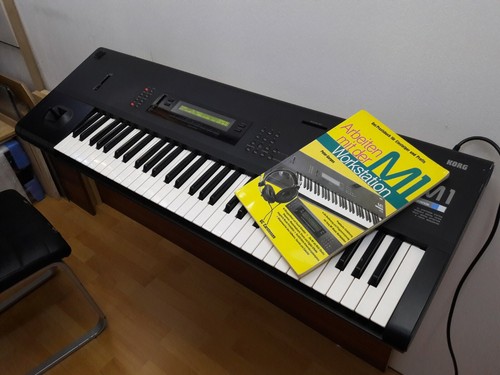 KORG M1 Workstation AI Synthesizer mit Buch 