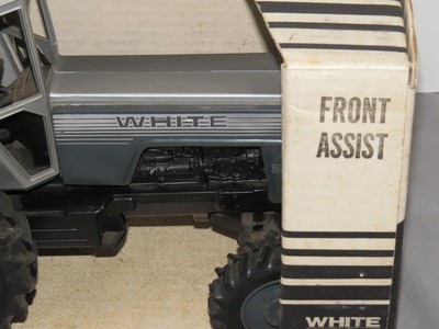 Vintage WHITE 2-135 Field Boss 1:16 Toy Tractor Front Wheel Assist Silver NIB