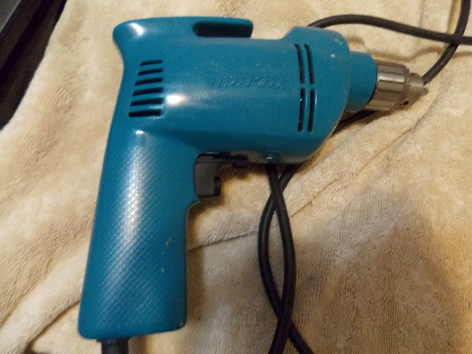 MAKITA 3/8-INCH CORDED FORWARD/REVERSE  DRILL MODEL 6404 2.8A 0-2100