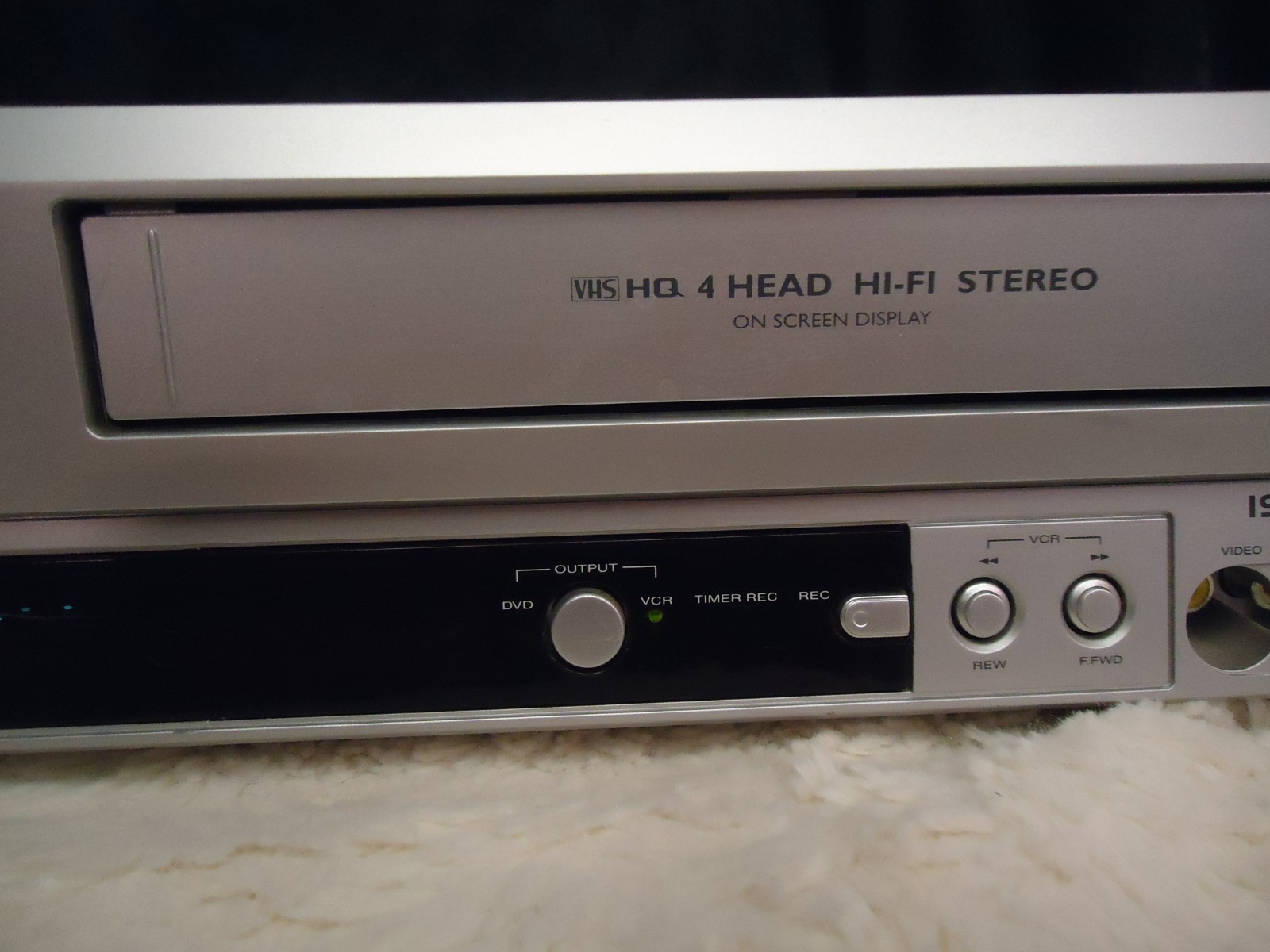 SYLVANIA VCR / DVD COMBO 4 HEAD MODEL SRD3900 ( no remote )