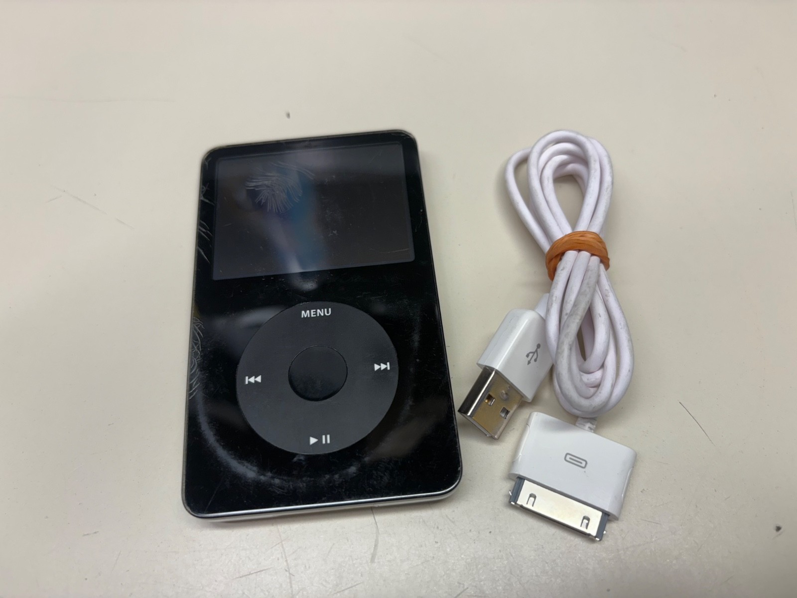 APPLE IPOD CLASSIC 30GB 5TH GENERATION A1136 WORKS BUT HAS