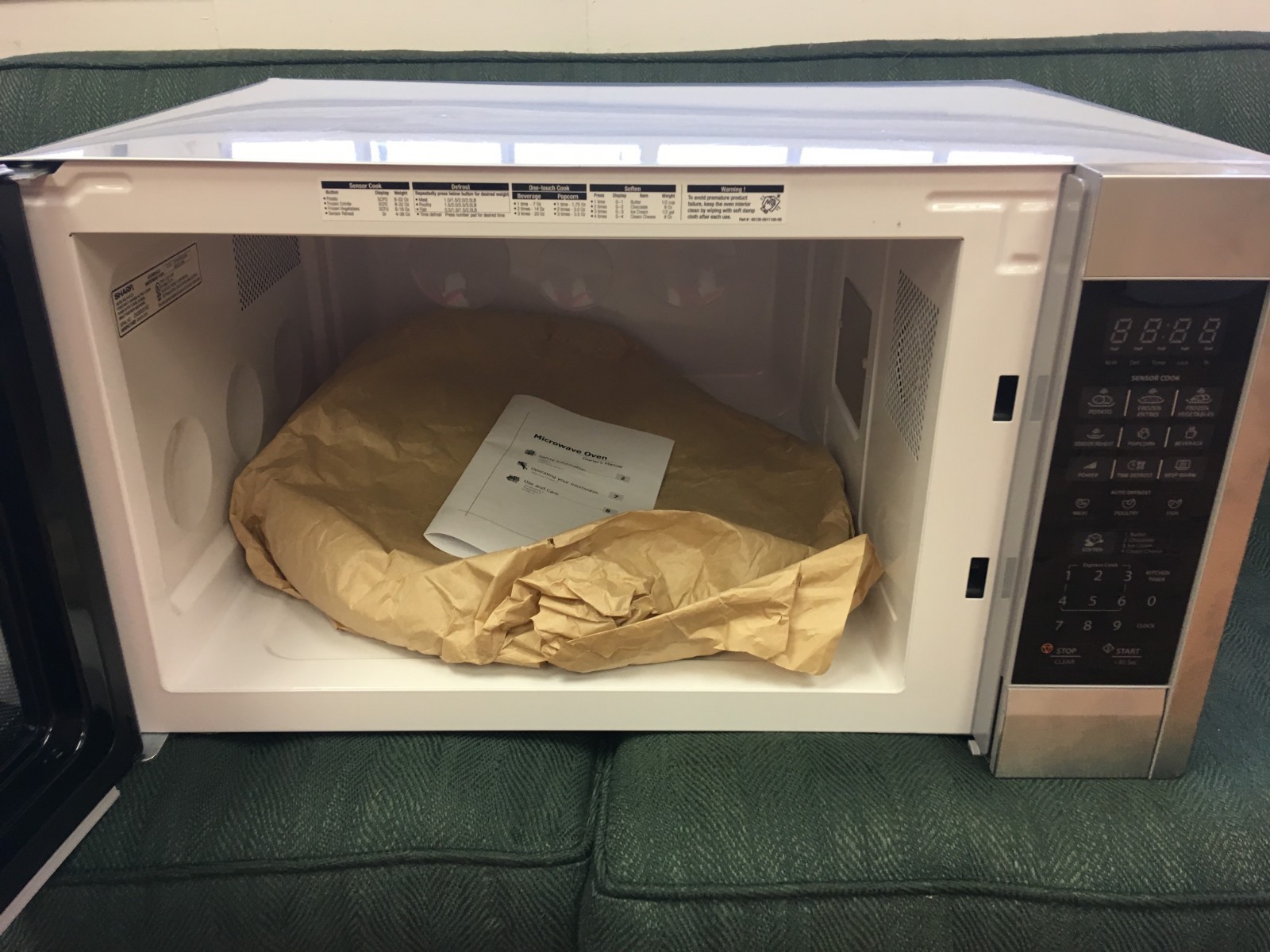 Sharp R-651ZS Microwave 2.2 Cu Ft