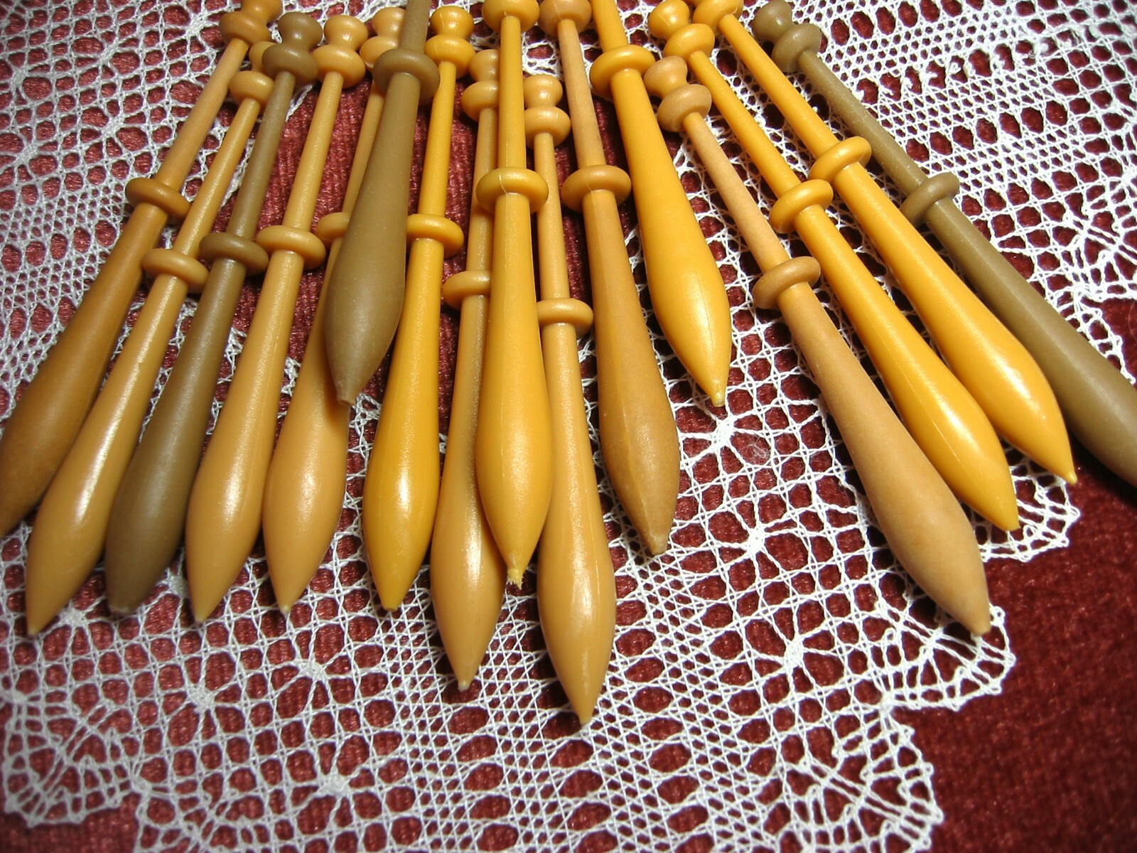 16 plastic Lace bobbins, 16 Bolillos plastico16 fuseaux de dentelle en plastique