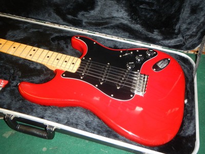 VINTAGE 1979 FENDER STRATOCASTER GUITAR RARE TRANS RED W/ OHSC EXCELLENT 100%