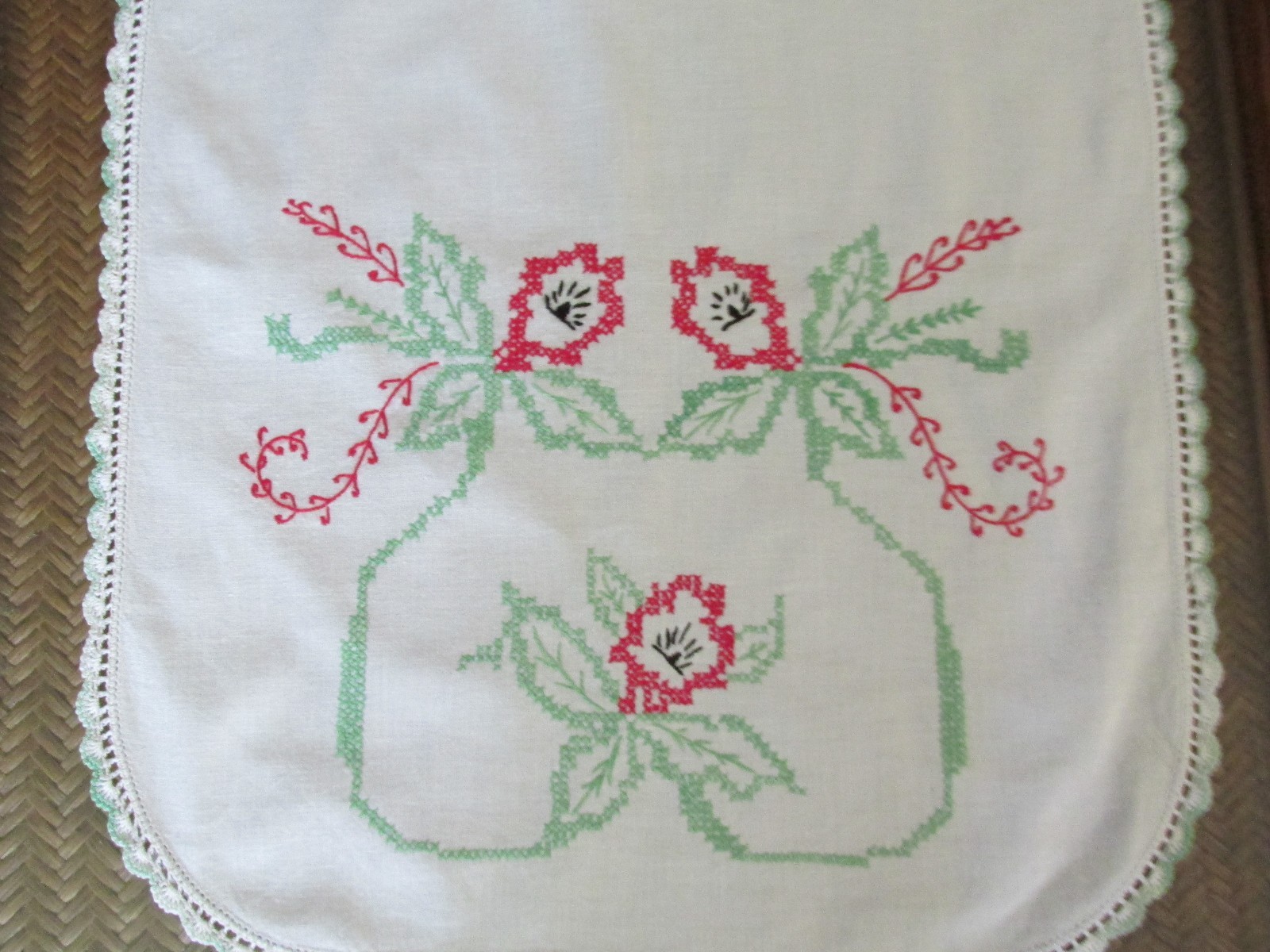 VINTAGE EMBROIDERY DRESSER SCARF/RUNNER