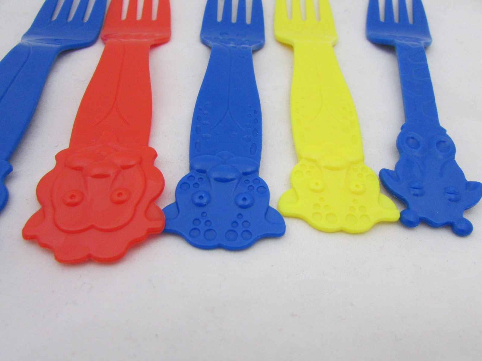 Lot of 7 Dixie Animal Design Plastic  Forks Blue Yellow Red
