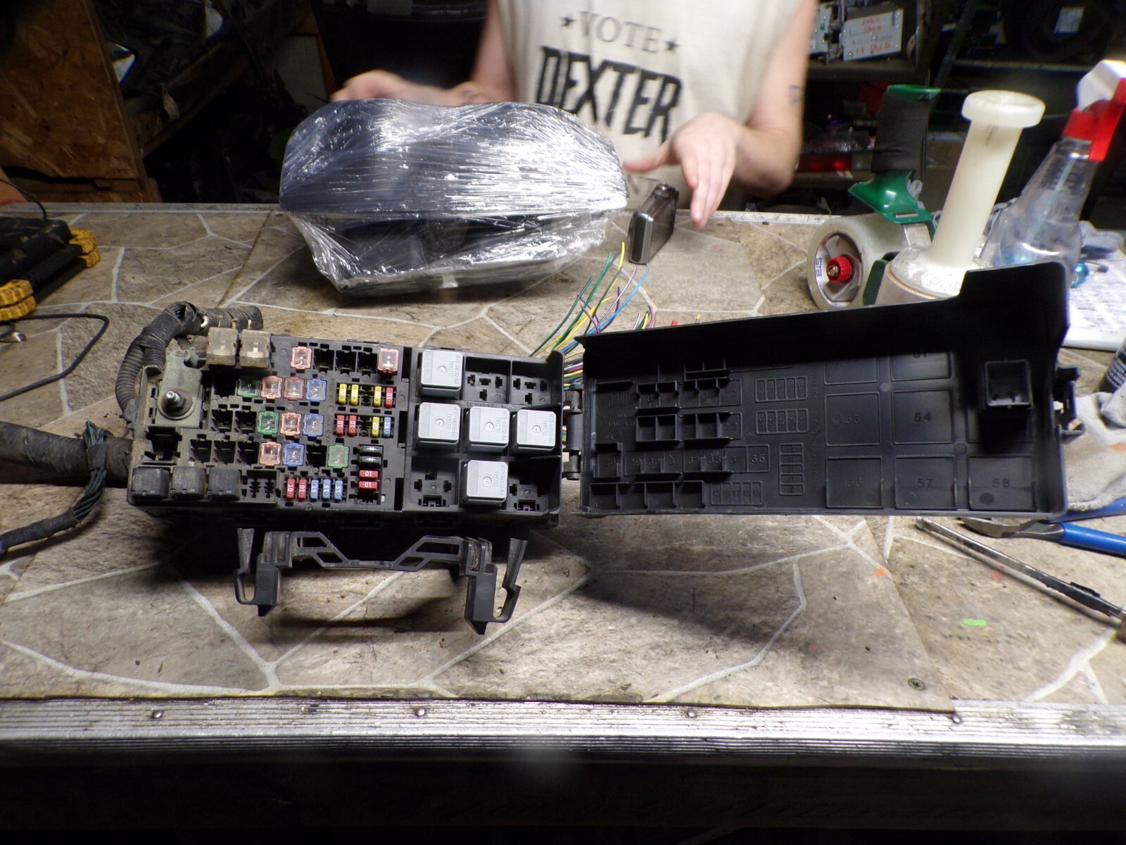 2008-2009 FORD TAURUS X MERCURY SABLE ENGINE FUSE BOX