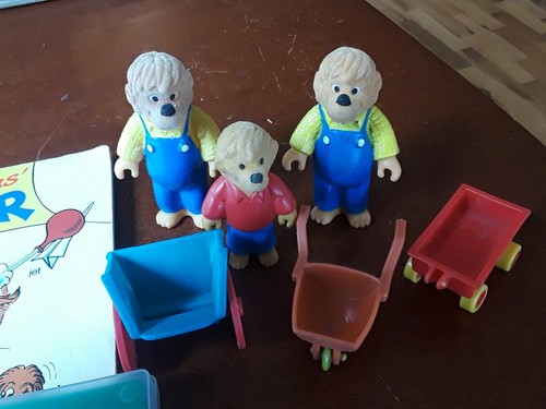 Berenstain Bears  figures flocked 1986  & Science Fair book and Santa cassette