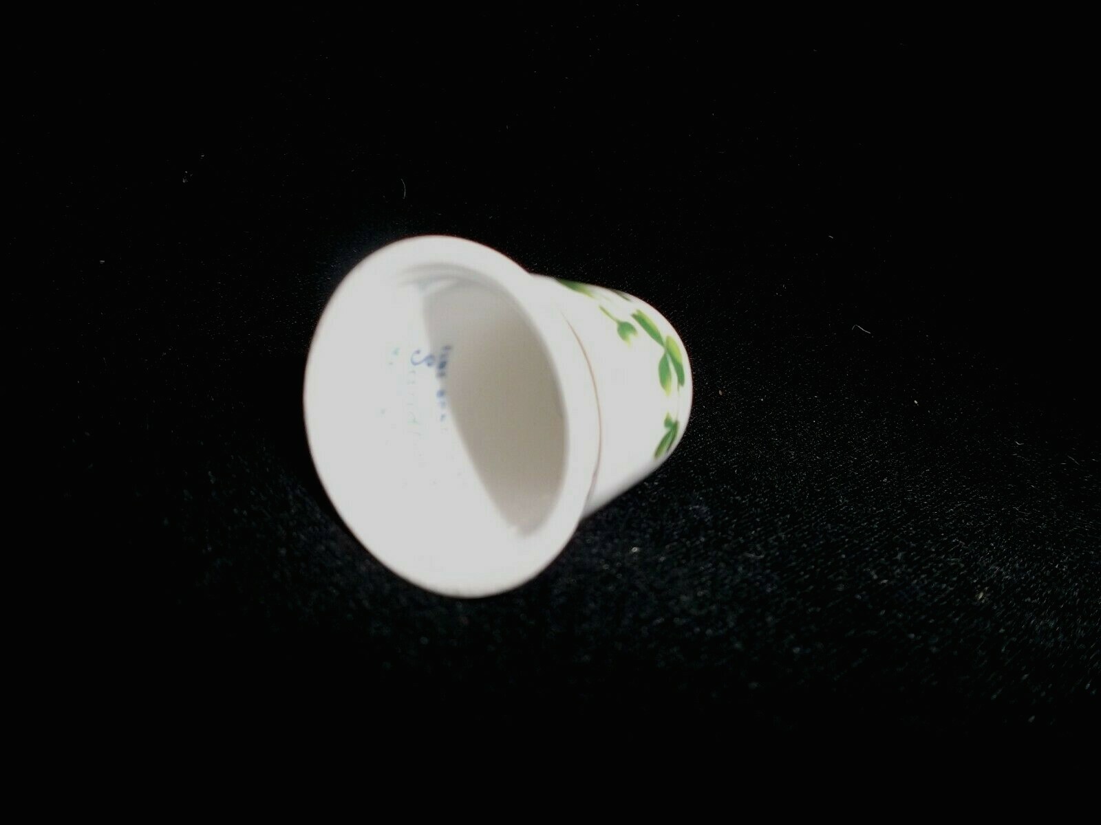 SANDFORD FINE BONE CHINA 3 LEAF CLOVER Shamrock THIMBLE