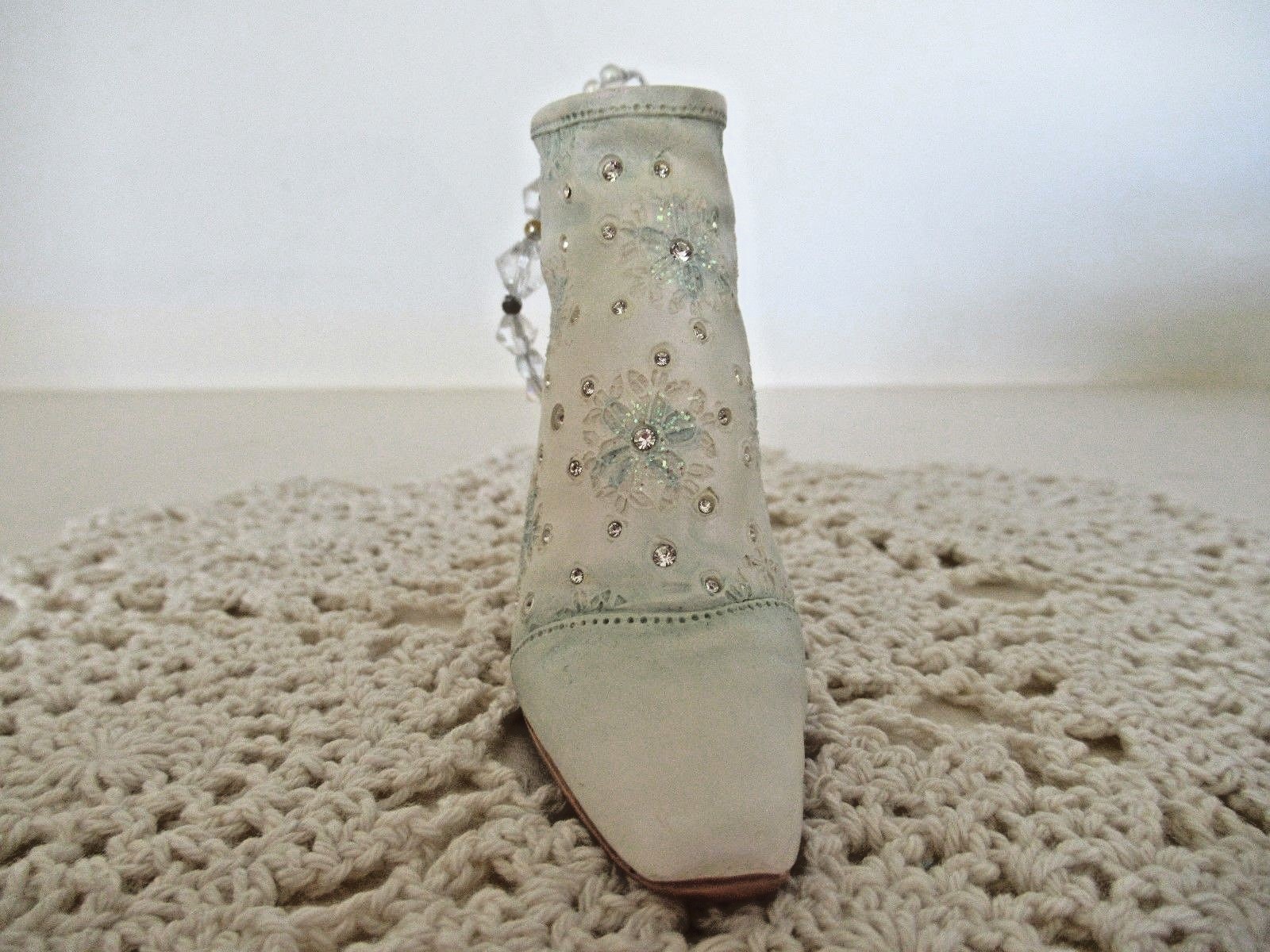 JTRS  JUST THE RIGHT SHOE  # 90200.  LET IT SNOW.  2001.  Miniature shoe. BNIB.