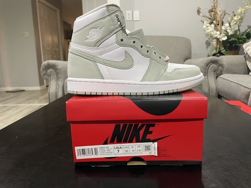 Pre-owned Jordan Size 7 - Womens Wmns Nike Air  1 Retro High Og Seafoam Cd0461 002 In Green