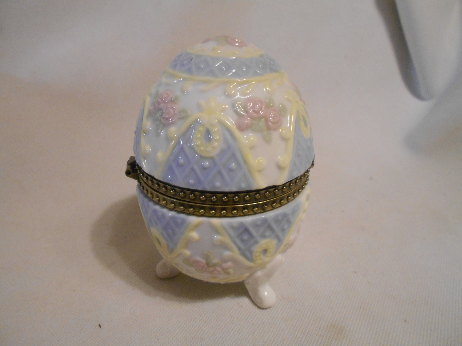 vintage porcelain Easter egg with hinged lid 3 pedestal legs