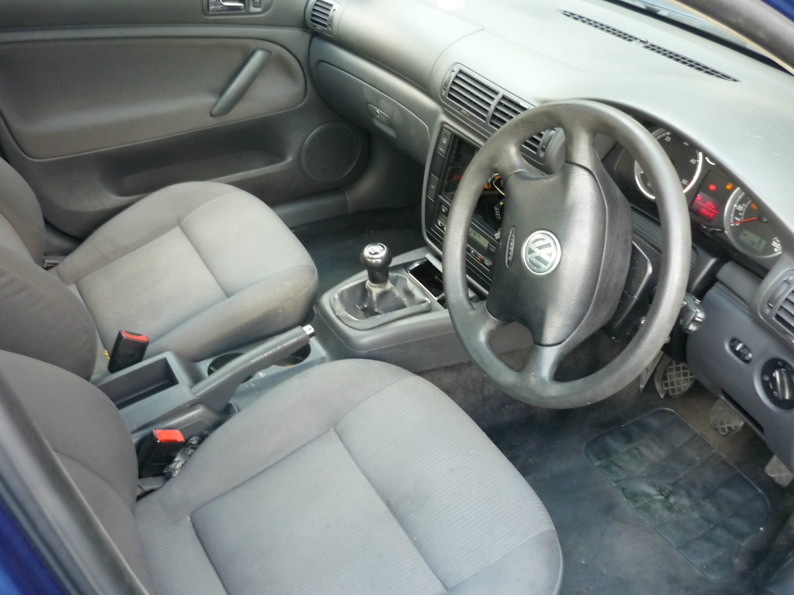 This auction is for 1 x owners manual handbook wallet in good condition  removed from a 2004 Volkswagen Passat 1.9 TDI B5.5