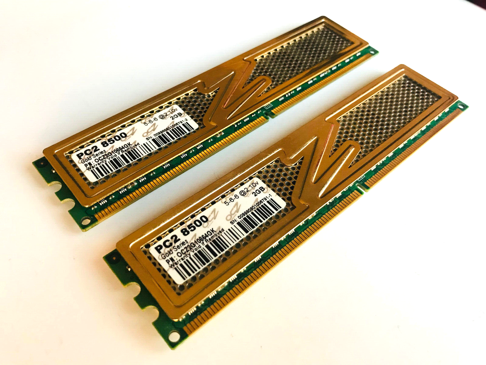 Mémoire Ram - DDR2 - OCZ Gold Series - PC2 8500 - CL 5-5-6 Mémoire Ram - DDR2 - OCZ Gold Series - PC2 8500 - CL 5-5-6