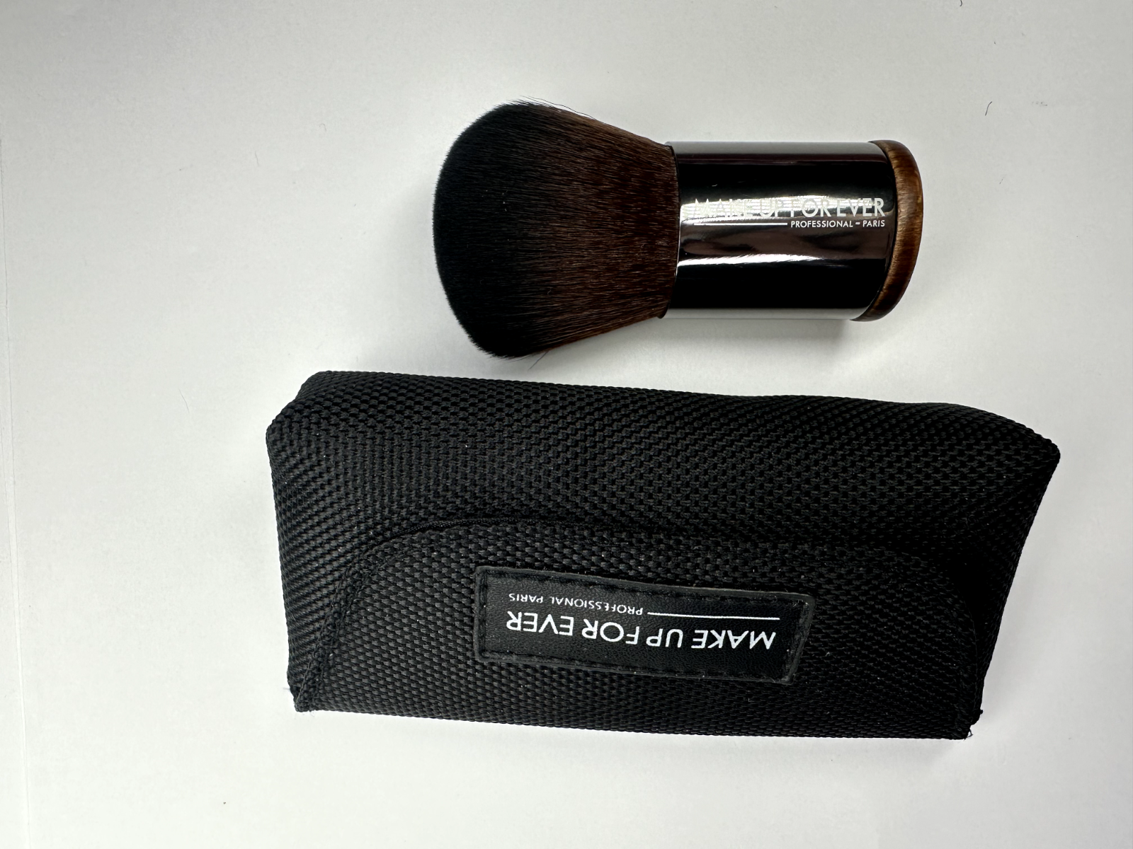 MAKE UP FOR EVER #124 Straight & Wavy Large Kabuki Brush with brush case