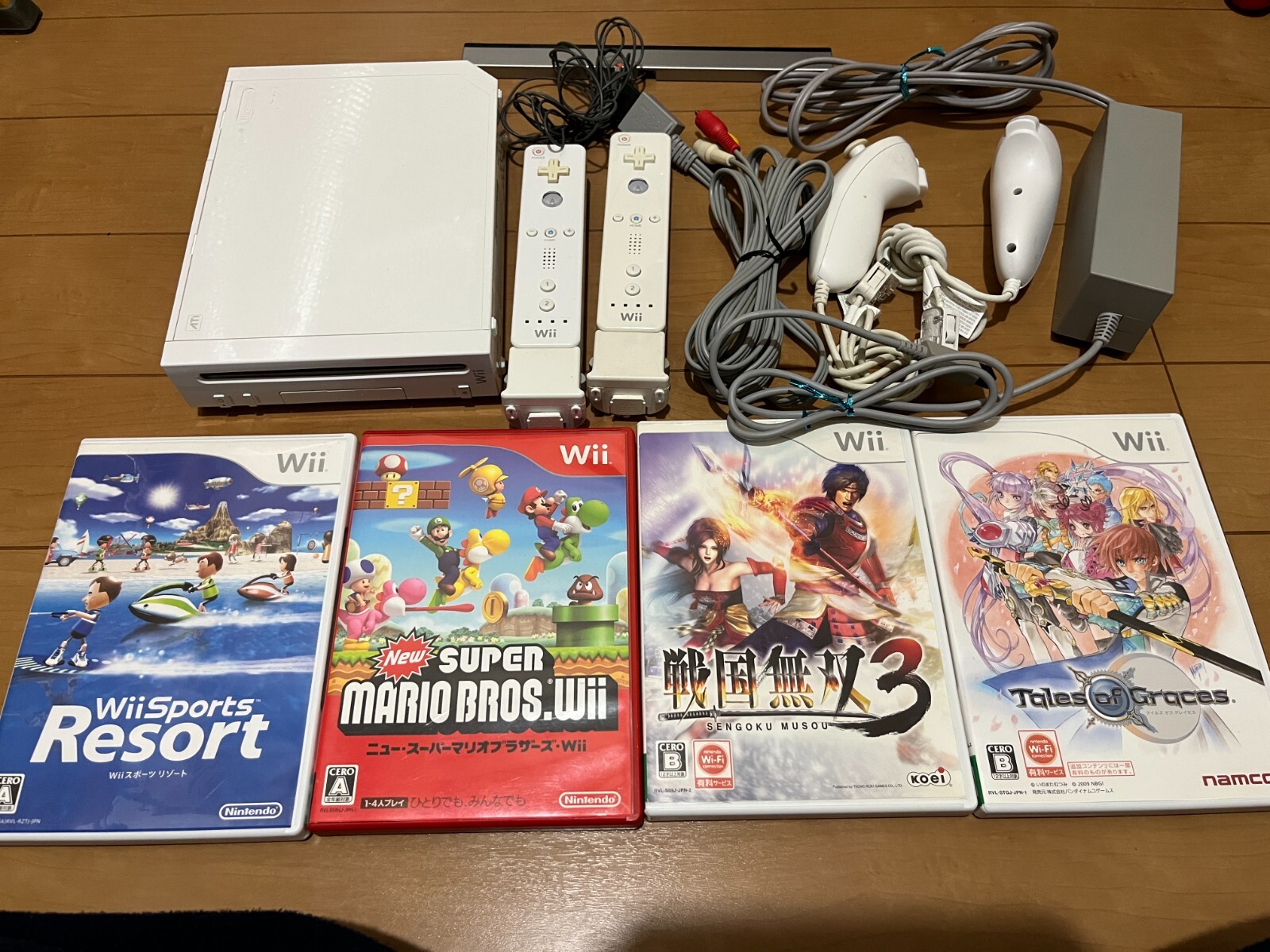 Nintendo Wii Console & 3 Controller White Color 4 Games