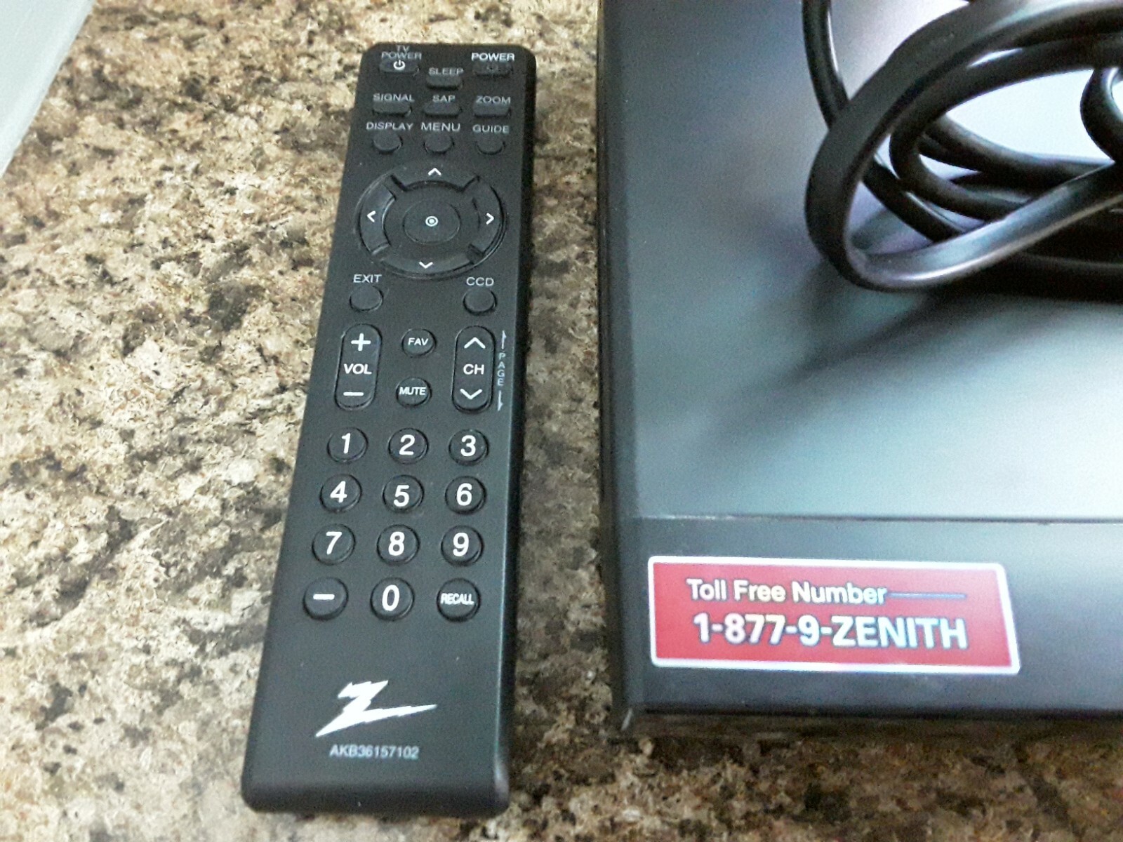 Zenith DTT901 Digital TV Tuner Converter Box with Remote & RF Cable, Very Nice!