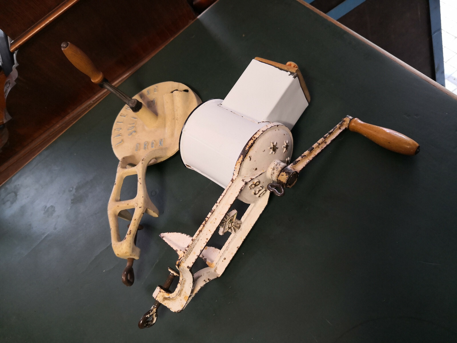 Antike Reibe Küchenmühle und Bohnenschneider