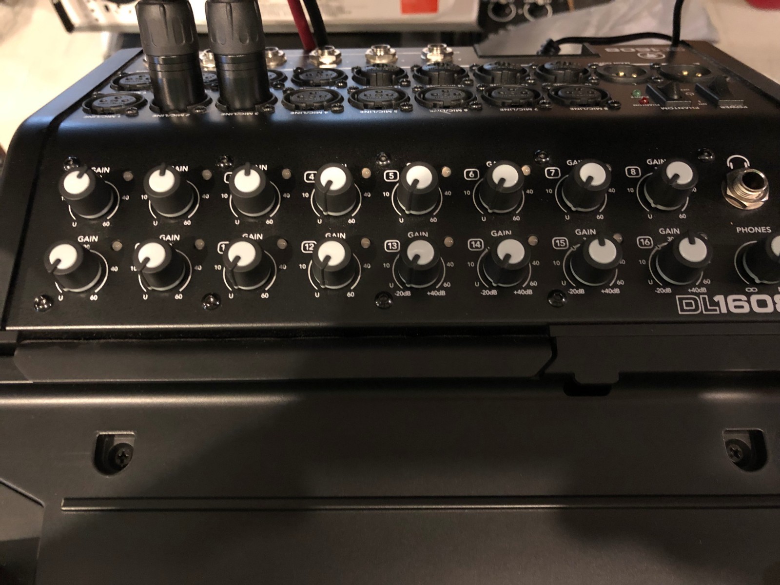 Mackie DL1608 16 Channel Digital Mixer Ipad Lightning