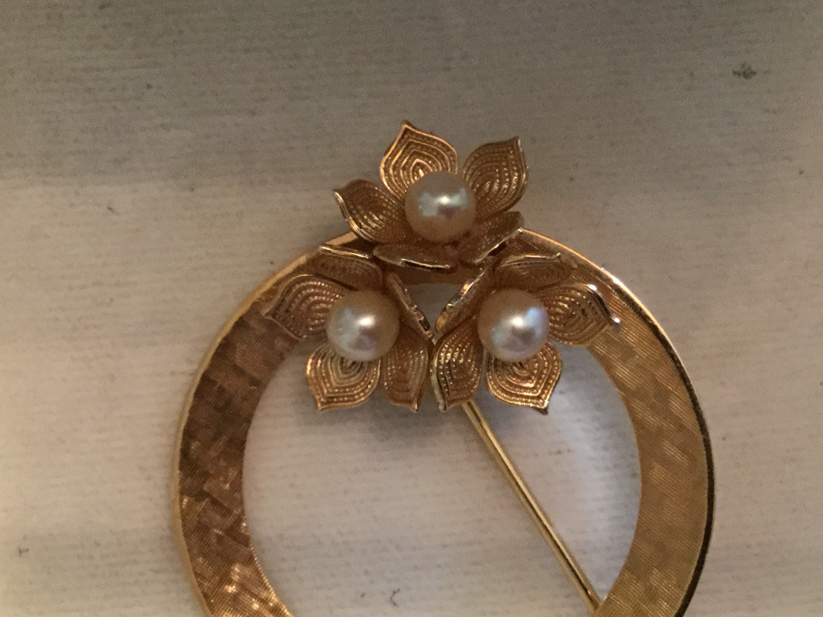 LOT 6 # 1012 GOLD 14 K PIN BROOCHE WITH 3 PEARL 3.8 DWT